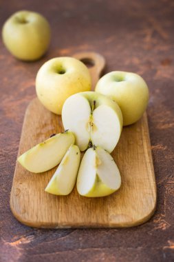 Taze elma. Çeşitli beyaz ahşap kesme tahtası üzerinde dökme
