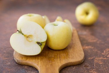 Taze elma. Çeşitli beyaz ahşap kesme tahtası üzerinde dökme