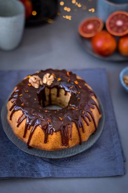 Cevizli, vejetaryen turuncu kek karamel sır