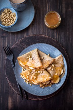 Bal, muz ve çam fıstığı ile Pancakes