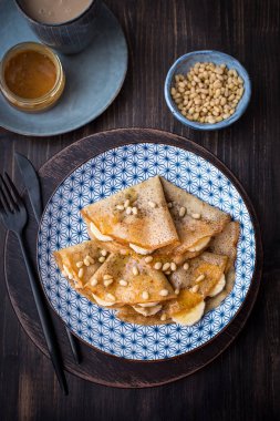 Bal, muz ve çam fıstığı ile Pancakes