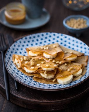 Bal, muz ve çam fıstığı ile Pancakes