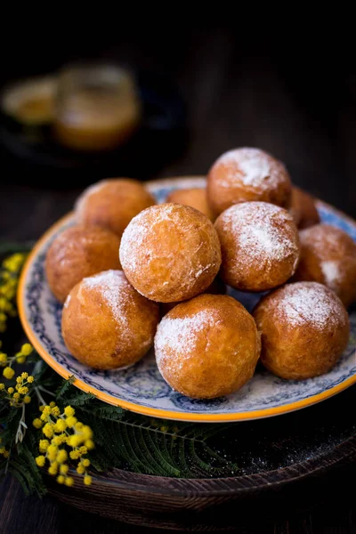 Тарелке Пончики Сахарным Порошком Украшенные Цветами Мимозы Деревянный Фон — стоковое фото