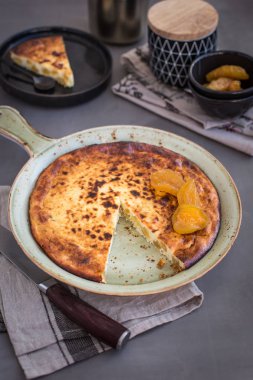 Seramik bir tabak üzerinde süzme peynir güveç şekerlenmiş meyve ile. Rus cheesecake