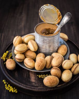 Geleneksel Rus tatlı - fındık ile kısa pasta yoğunlaştırılmış süt, karamel krem haşlanmış.