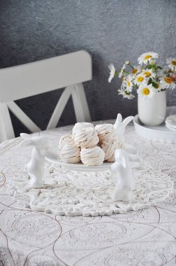 Hava marshmallow bir beyaz seramik stand ile dekoratif tavşan