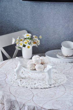 Hava marshmallow bir beyaz seramik stand ile dekoratif tavşan