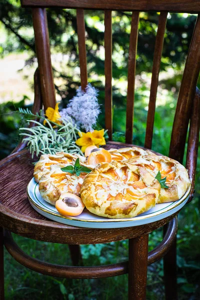 Hausgemachte Offene Marillenkuchen Mürbeteig Mit Aprikosenfüllung Hintergrund Pfingstrosen Auf Einem — Stockfoto