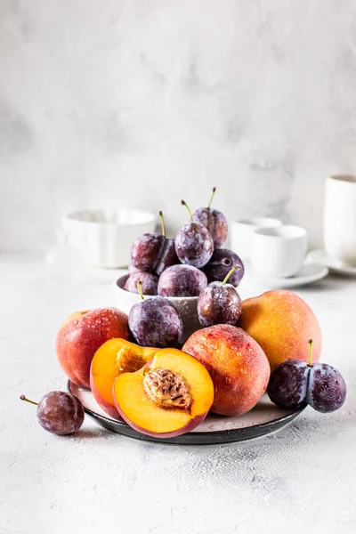 Bodegón Ciruelas Melocotones Sobre Fondo Blanco — Foto de Stock