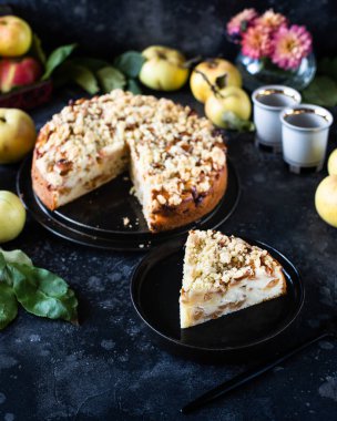 Ev yapımı elmalı turta, üzerinde kısakabuk pastası, shtrezel ve shtreisel ile. Parça kesildi.