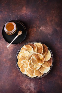 Krep, börek, ballı krep. Yukarıdan görüntüle