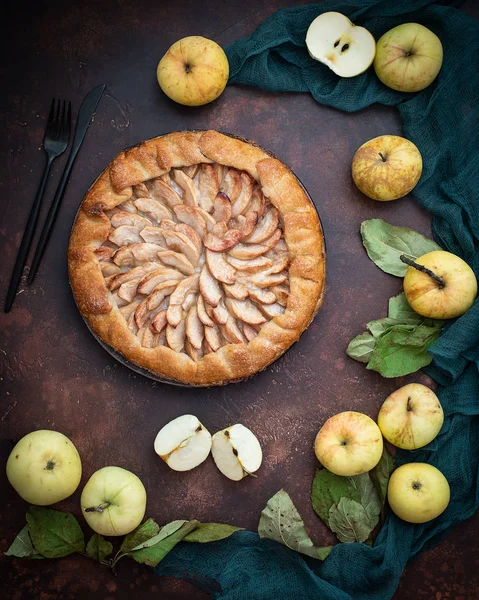 Open Appeltaart Galjoen Rond Verse Appels Groene Bladeren — Stockfoto