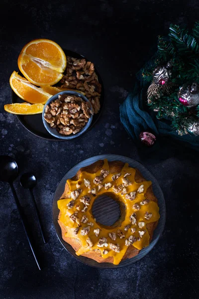 Pastel Bundt Pastel Naranja Con Nueces Glaseado Azúcar Amarilla Con — Foto de Stock