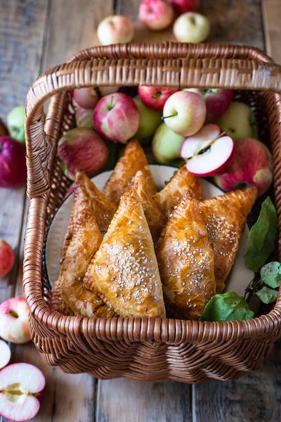 Pasteles Triangulares Hechos Casa Con Manzanas Hojaldre Preparado Una Canasta Imágenes De Stock Sin Royalties Gratis