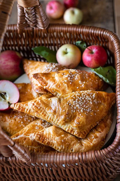 Pasteles Triangulares Hechos Casa Con Manzanas Hojaldre Preparado Una Canasta Fotos De Stock