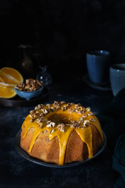 Pastel Bundt Pastel Naranja Con Nueces Glaseado Azúcar Amarilla Con Imagen De Stock