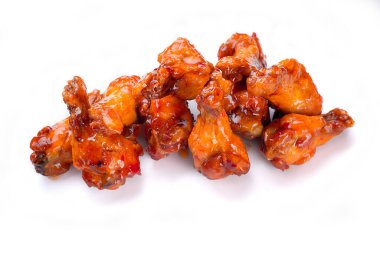 Beyaz tabakta baharatlı soslu dilimlenmiş tavuk.