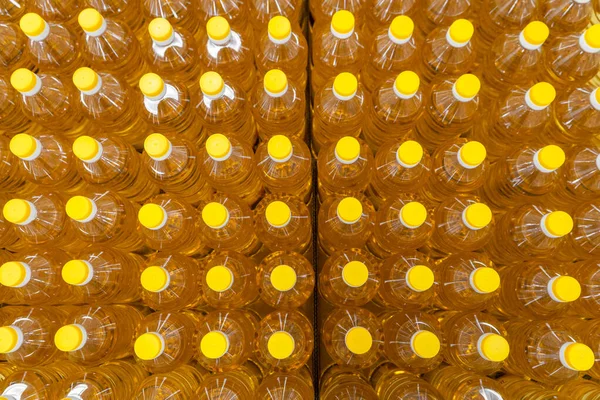 Tezgahta şişelenmiş ayçiçeği yağı
