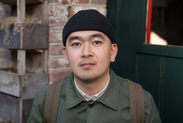 Portret van chinese jonge man voor de deur — Stockfoto