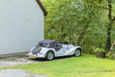 İskoç köyünün önündeki eski lüks araba.