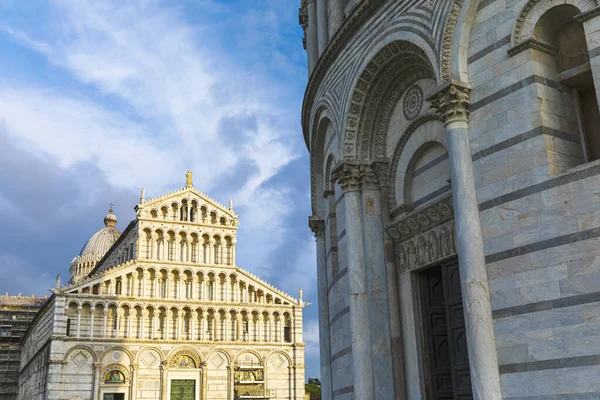 Ünlü Pisa Katedrali 'nin Baptistery ve Katedrali, — Stok fotoğraf