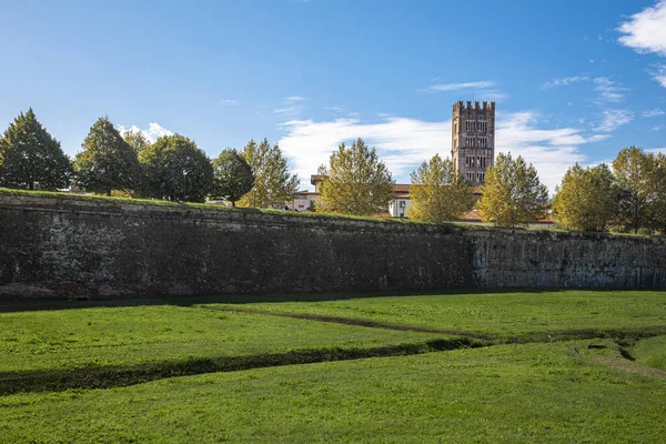 Ville médiévale de Lucques - murs extérieurs, Toscane, Italie — Photo