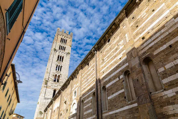 Basilica di San Frediano in Lucca, Italy. Old cozy street in Luc — Stock Photo, Image