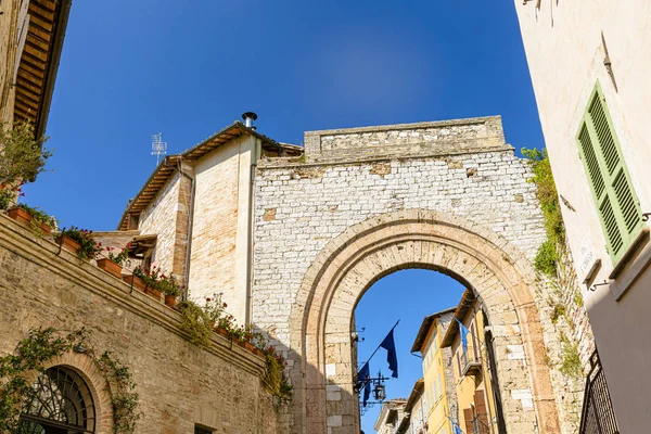 Арочная средневековая улица в городе Ассизи, Италия — стоковое фото