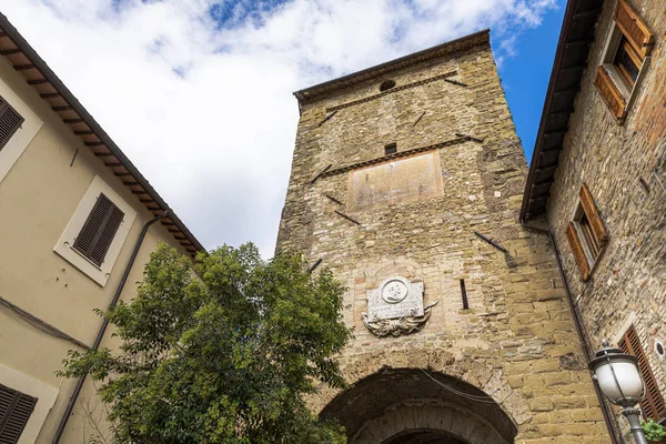 Entrada para a cidade velha perto da Piazza Giuseppe Garibaldi, cidade de — Fotografia de Stock