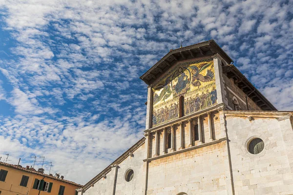 Basilica di San Frediano in Lucca, Italy. Old cozy street in Luc — Stock Photo, Image