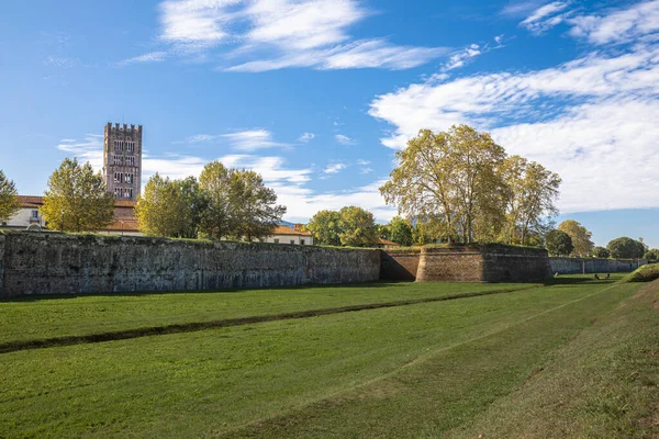 Cidade medieval de Lucca - muralhas exteriores, Toscana, Itália — Fotografia de Stock