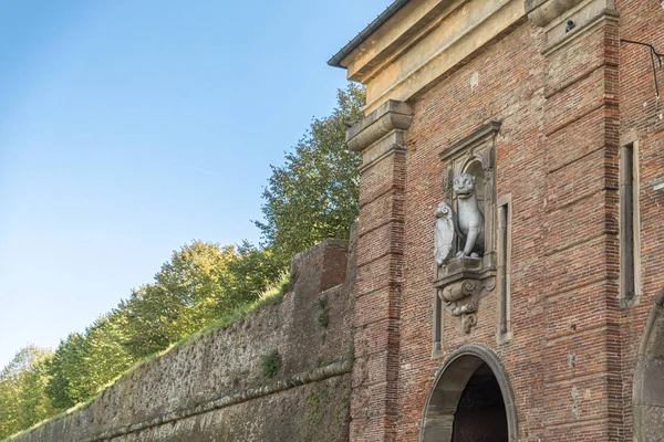 Top van Porta Santa Maria (St Mary Gate) met een kalkstenen panter — Stockfoto
