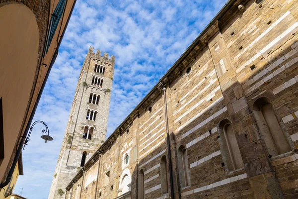 Basílica de San Frediano em Lucca, Itália. Velha rua acolhedora em Luc — Fotografia de Stock