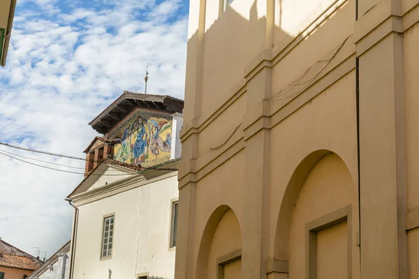 Basilica di San Frediano in Lucca, Italy. Old cozy street in Luc — Stock Photo, Image