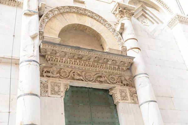 De top van de deuren van Chiesa di San Michele in Foro. Romeinse kat — Stockfoto