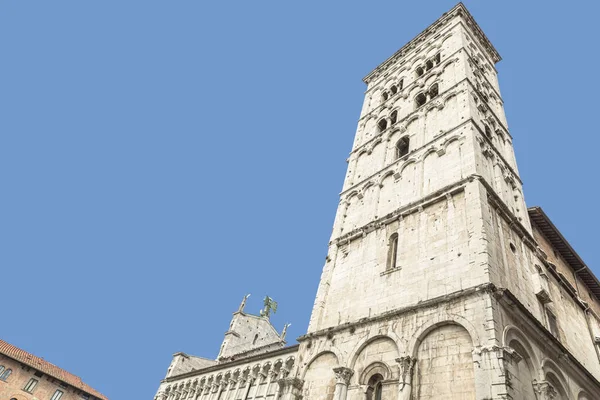 Uitzicht op Chiesa di San Michele in Foro. Rooms-katholieke basiliek c — Stockfoto