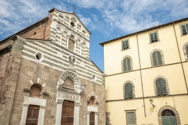 Igreja de San Giusto em Lucca Toscana. Construído sobre um ch pré-existente — Fotografia de Stock