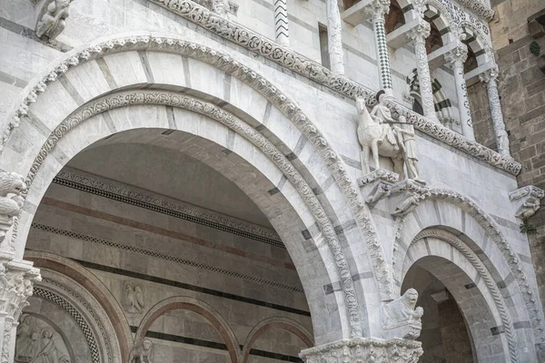 La hermosa fachada de la Catedral de San Martín, Lucca, Italia —  Fotos de Stock