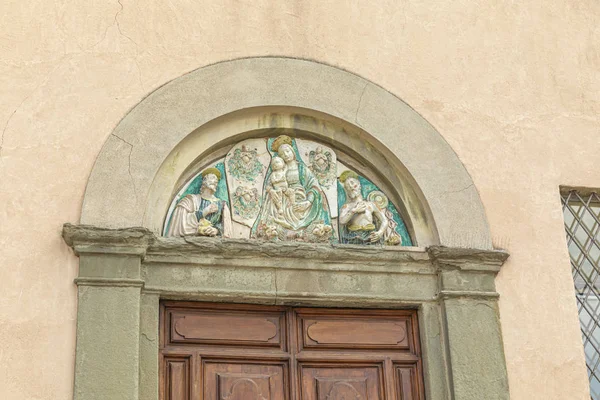 Bas-reliëf over de kerk van St. Joseph door, Lucca, Ital — Stockfoto