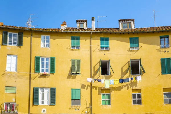 Beau bâtiment coloré sur la place Piazza dell Anfiteatro i — Photo