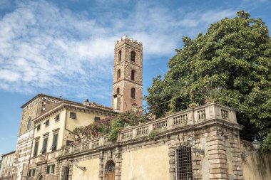 Santi Giovanni e Reparata kilisesinin yanındaki meydanda.