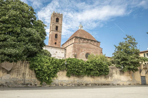 Santi Giovanni e Reparata教堂附近的广场 — 图库照片