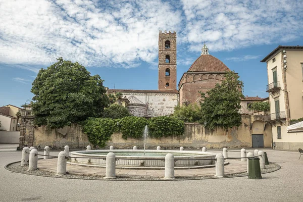 La place près de l'église de Santi Giovanni e Reparata, avec elle — Photo