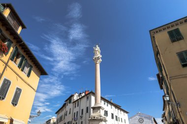 Stellario 'lu Meryem Ana heykelinin olduğu ortaçağ sütunu.