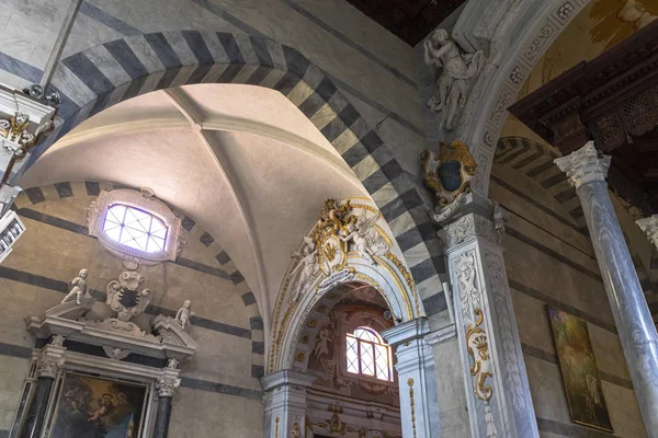 Uma das muitas igrejas de Lucca, Itália . — Fotografia de Stock