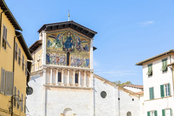 Basilique de San Frediano à Lucques, Italie. Vieille rue confortable à Luc — Photo