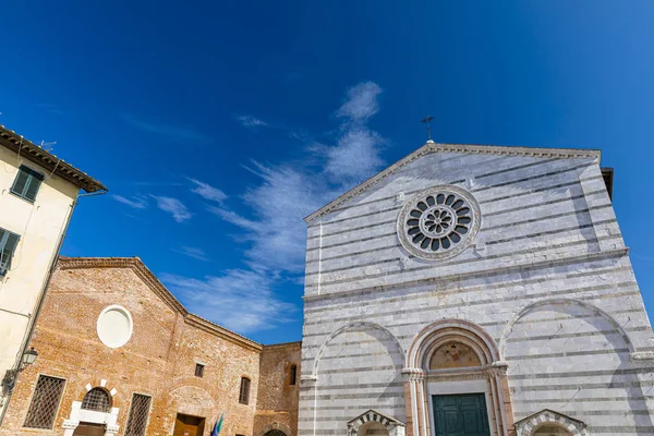 Exterior view of san francesco catholic church, located in Lucca — ストック写真