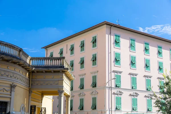 Kleurrijke gebouwen in Montecatini Terme, Italië — Stockfoto