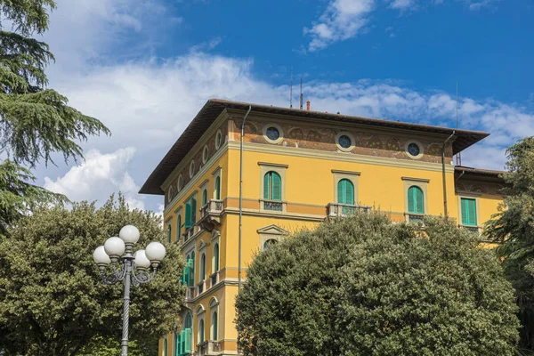 Montecatini Terme Toscane Ital, stadsgezicht van een beroemde Italiaanse sp — Stockfoto