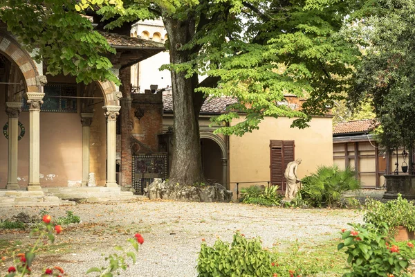 Un patio en Stabilimento Termale Tamerici castillo, Montecatini Término —  Fotos de Stock